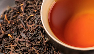 一个黑色的碗，碗中盛有颜色浓郁1