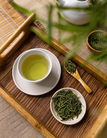 泡茶场景，画面中有白色的茶壶，茶杯，搭配木质茶盘，茶盘上摆放着茶叶，茶勺等4