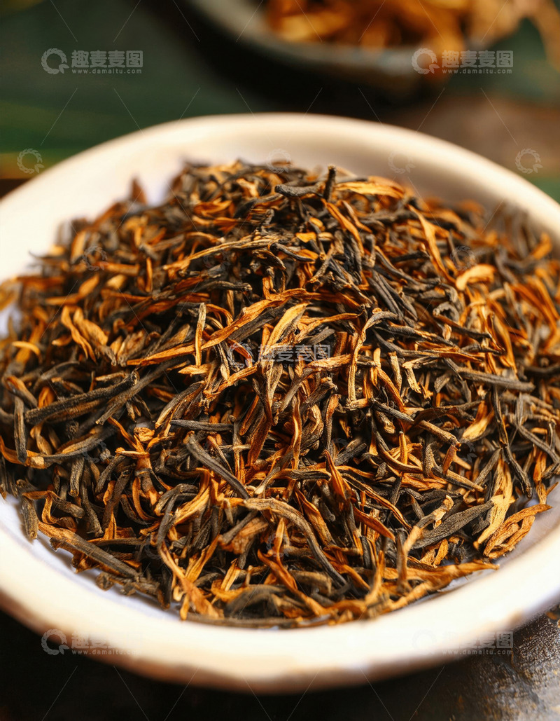 高清大图下载【趣麦麦图】盘子里面装满了色泽乌润且带有金色芽毫的红茶茶叶，背景简单，突出了红茶茶叶的细节和质感1