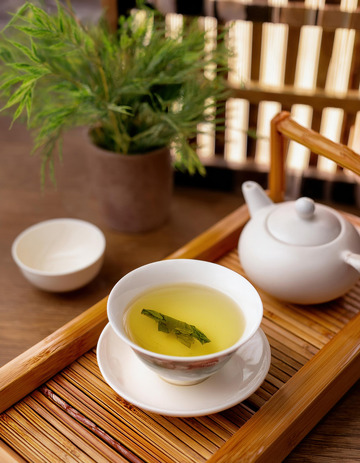 泡茶场景，画面中有白色的茶壶，茶杯，搭配木质茶盘，茶盘上摆放着茶叶，茶勺等5