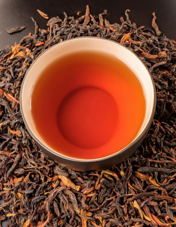 一个黑色的碗，碗中盛有颜色浓郁