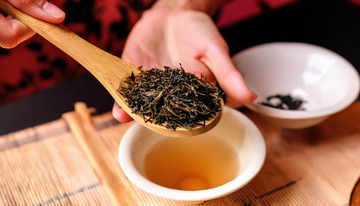 唯美的取茶瞬间用于广告很出彩