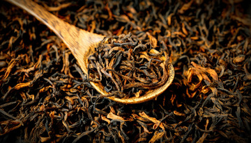 一把木勺，木勺里装满了色泽乌润的红茶茶叶1