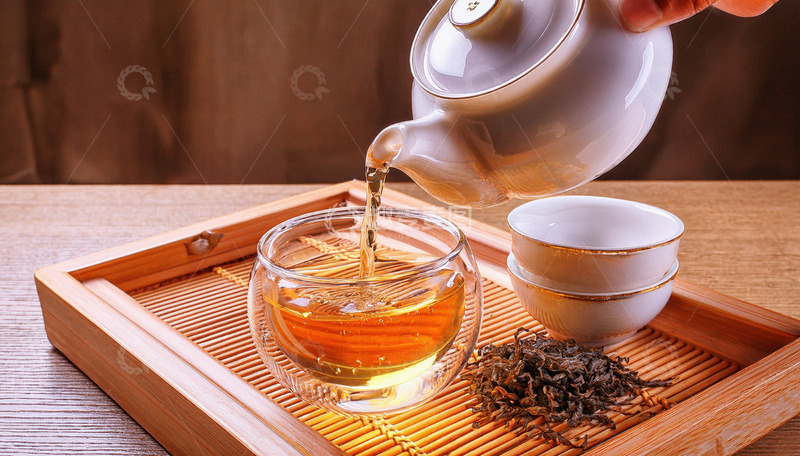 高清大图下载【趣麦麦图】，一只手正拿着白色茶壶往玻璃杯中倒红茶1