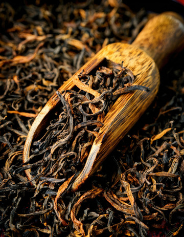 一把木勺，木勺里装满了色泽乌润的红茶茶叶3