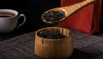 木勺舀着红茶茶叶，分别往竹制容器中倾倒2