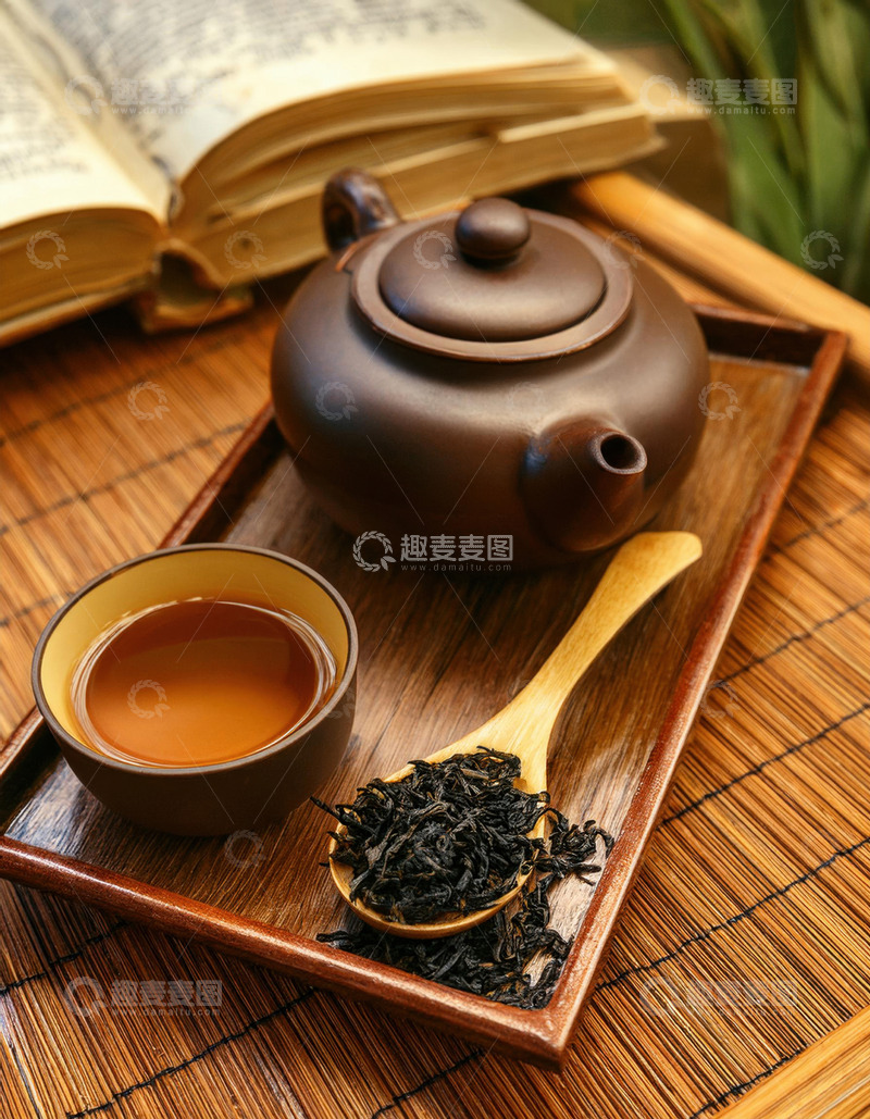 高清大图下载【趣麦麦图】古朴的紫砂壶和茶杯放置在木制托盘上，旁边有装着红茶茶叶的木勺，营造出一种传统1