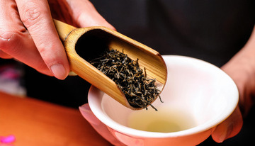 悠然的取茶画面助力茶艺宣传