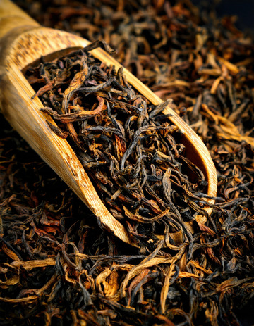 一把木勺，木勺里装满了色泽乌润的红茶茶叶2