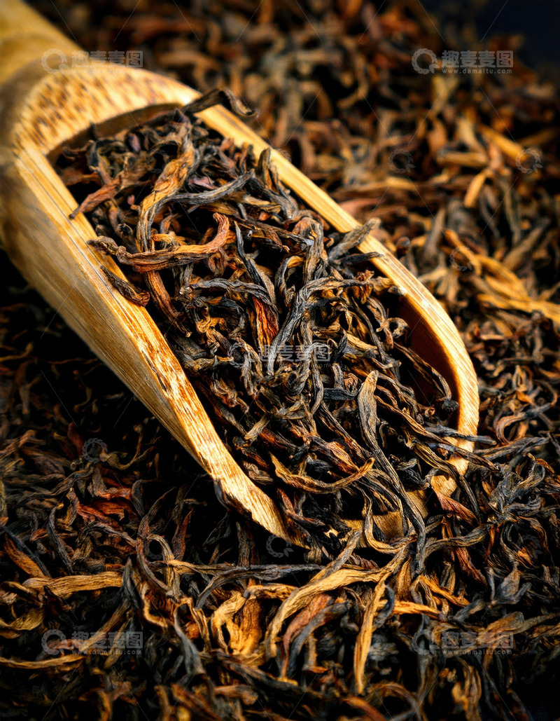 一把木勺，木勺里装满了色泽乌润的红茶茶叶2