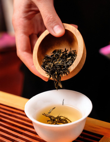 迷人的取茶场景用于广告背景提升格调