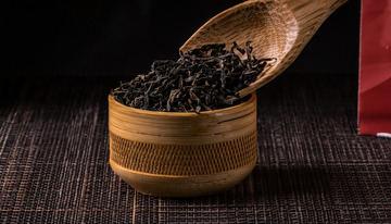 木勺舀着红茶茶叶，分别往竹制容器中倾倒