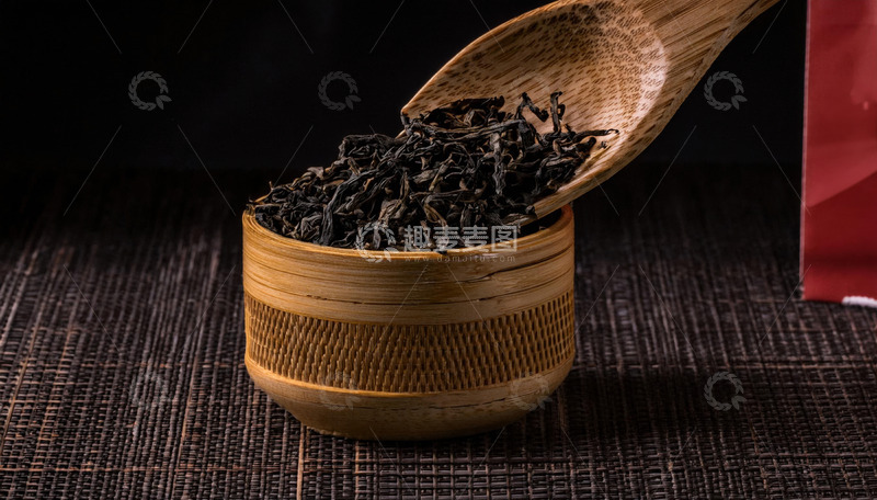 高清大图下载【趣麦麦图】木勺舀着红茶茶叶，分别往竹制容器中倾倒