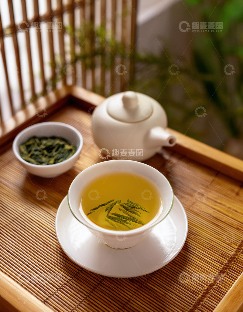 高清大图下载【趣麦麦图】泡茶场景，画面中有白色的茶壶，茶杯，搭配木质茶盘，茶盘上摆放着茶叶，茶勺等2