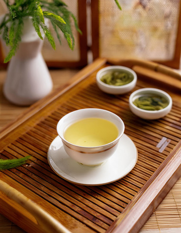 泡茶场景，画面中有白色的茶壶，茶杯，搭配木质茶盘，茶盘上摆放着茶叶，茶勺等3