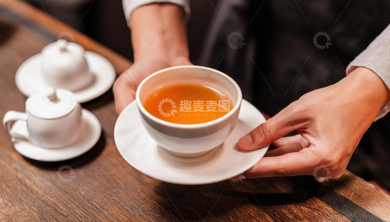 高清大图下载【趣麦麦图】双手端起装有红茶的白色茶杯及茶托的场景1