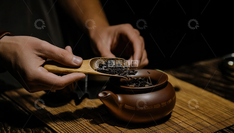 高清大图下载【趣麦麦图】一双手正用木制茶勺将茶叶从容器舀入古朴的陶制茶罐中，背景是木质桌面和竹制茶席2
