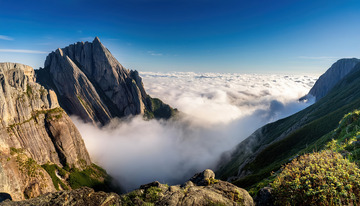缥缈悬崖景色当电脑壁纸超惬意1