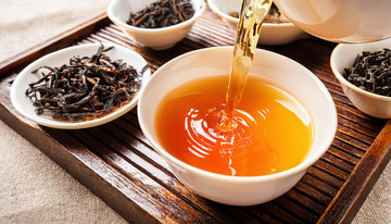 用白壶给白杯倒茶瞬间呈现