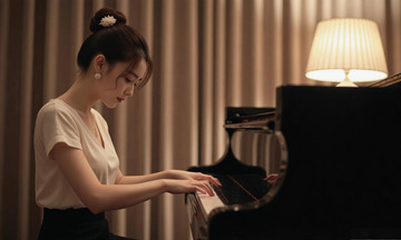 弹钢琴的女人弹奏演奏摄影图