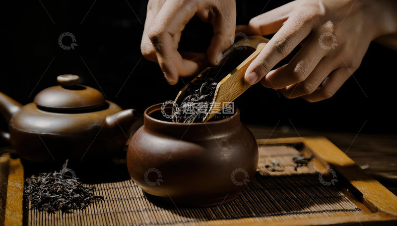 高清大图下载【趣麦麦图】一双手正用木制茶勺将茶叶从容器舀入古朴的陶制茶罐中，背景是木质桌面和竹制茶席