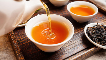 白壶向白杯倾注茶汤精彩时刻