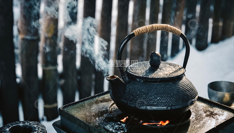 高清大图下载【趣麦麦图】冰天雪地中，一个古朴的铁壶置于户外，壶口正冒着热气，背景是木栅栏1