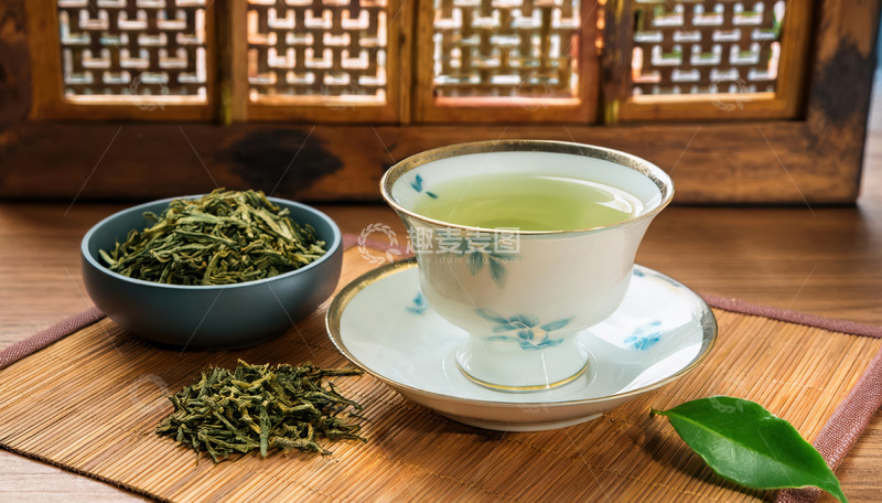 高清大图下载【趣麦麦图】白色带金边茶杯装着淡黄色茶汤1