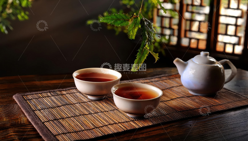 高清大图下载【趣麦麦图】茶壶茶杯于竹席配绿植的画面1
