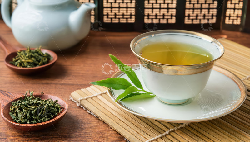 高清大图下载【趣麦麦图】白色带金边茶杯装着淡黄色茶汤