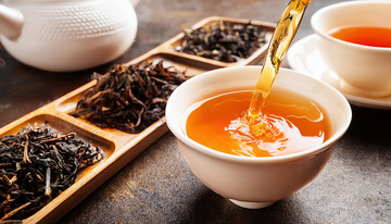 白色茶壶倾倒茶汤入白杯图