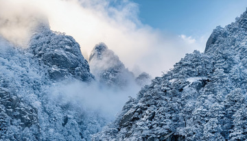 冬日里被雪覆盖的山脉景色。连绵的山峰银装素裹，云雾缭绕其间1