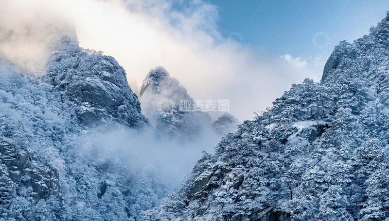 高清大图下载【趣麦麦图】冬日里被雪覆盖的山脉景色。连绵的山峰银装素裹，云雾缭绕其间1