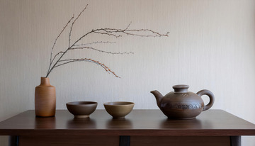 一张木质桌面上摆放着古朴的茶壶