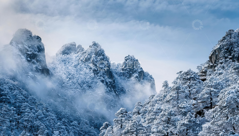 高清大图下载【趣麦麦图】冬日里被雪覆盖的山脉景色。连绵的山峰银装素裹，云雾缭绕其间