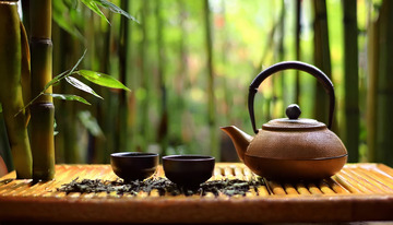 在竹林背景下，古朴的铁壶