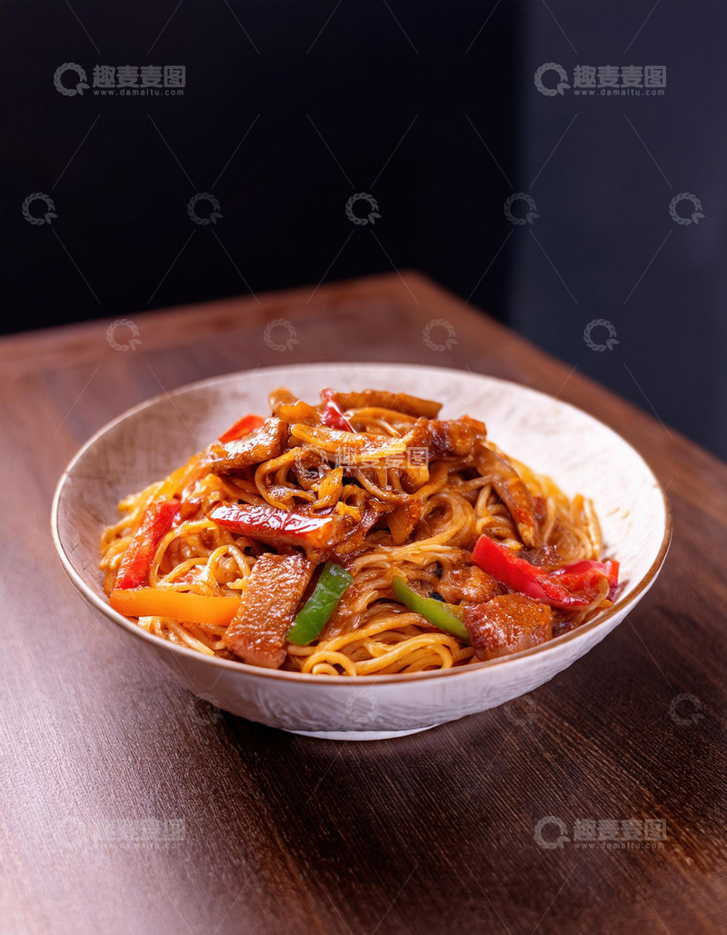 高清大图下载【趣麦麦图】碗装在白色碗里的红烧肉盖面上面有青椒红椒和肉块摆在深色桌面上