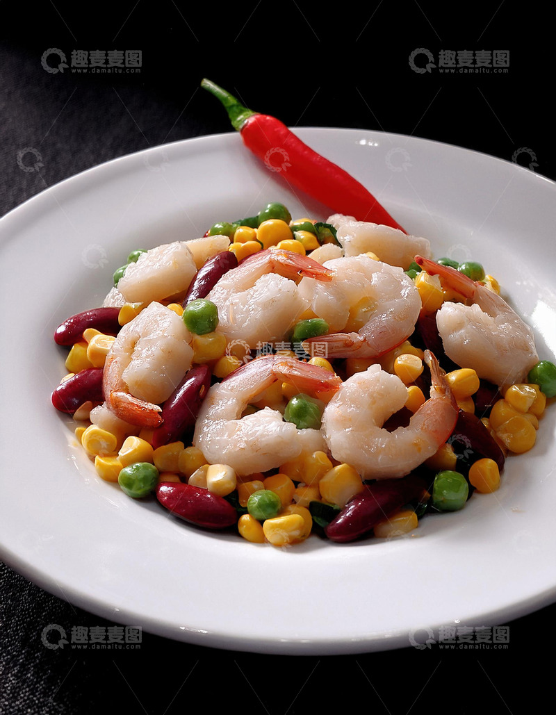 一盘装在白色盘子里的虾仁与玉米青豆等混合搭配顶部有红色装饰的菜肴1