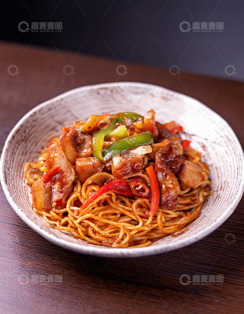 高清大图下载【趣麦麦图】碗装在白色碗里的红烧肉盖面上面有青椒红椒和肉块摆在深色桌面上1