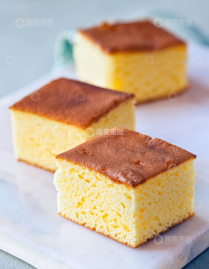 高清大图下载【趣麦麦图】三块整齐摆放在白色盘子上的金黄色方形蛋糕1