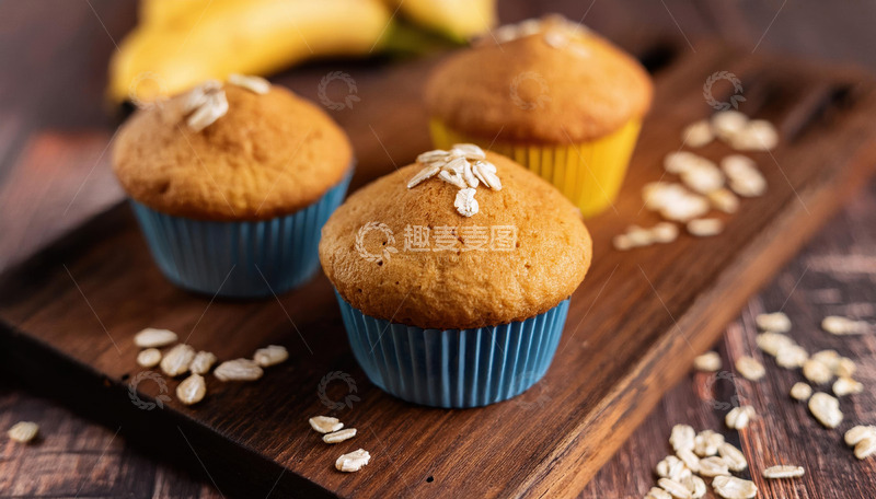 高清大图下载【趣麦麦图】纸杯里顶部撒有燕麦片摆在木制砧板上的蛋糕1