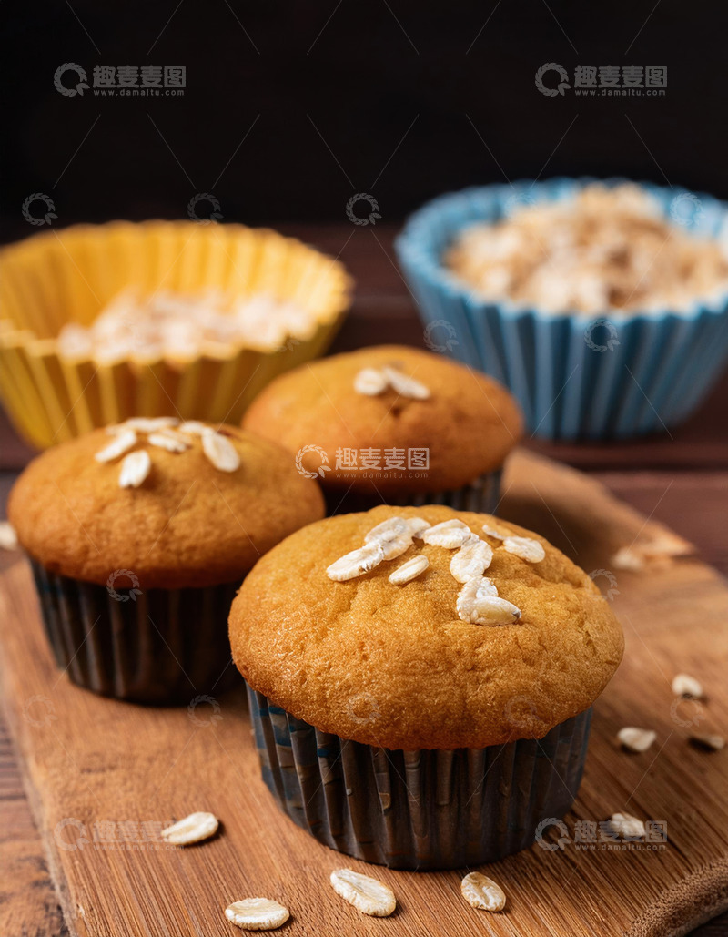 高清大图下载【趣麦麦图】纸杯里顶部撒有燕麦片摆在木制砧板上的蛋糕4