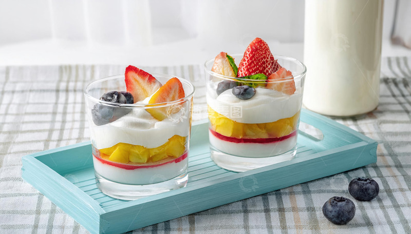 高清大图下载【趣麦麦图】装在透明杯子里的水果奶油杯放在浅蓝色托盘上旁边有一瓶牛奶2