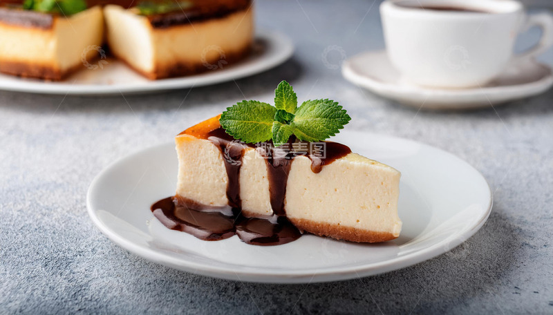 高清大图下载【趣麦麦图】一块放在白色盘子上淋着巧克力酱顶部有薄荷叶装饰的芝士蛋糕旁边有一杯咖啡1