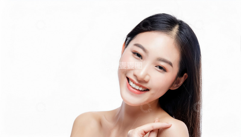 侧脸微笑的女性