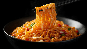 美食麻辣拌面火鸡面摄影图