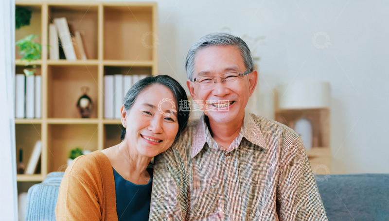 老年夫妻在室内相互依偎面带笑容展现幸福的图片
