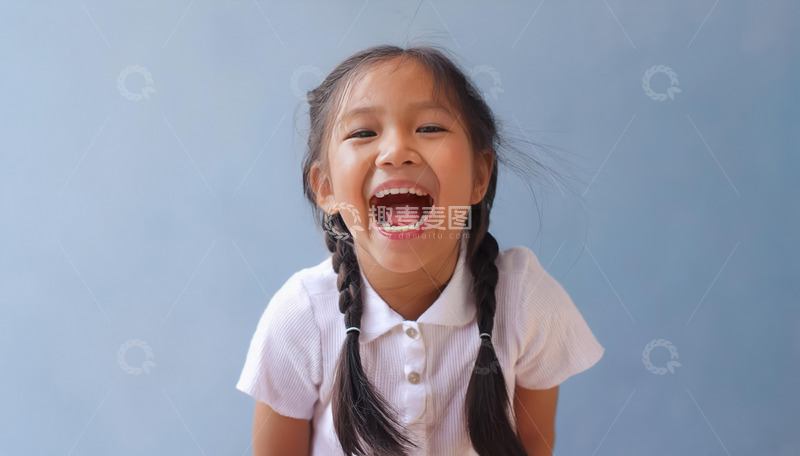 高清大图下载【趣麦麦图】一位扎着双马尾，穿着白色上衣，张大嘴巴露出灿烂笑容的小女孩