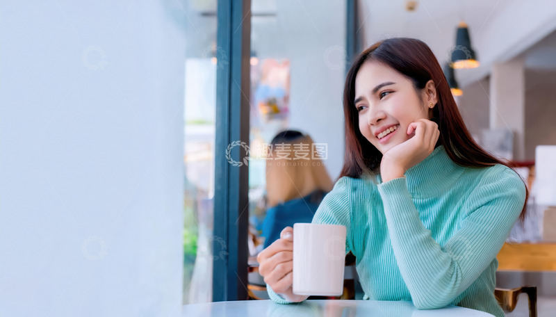 高清大图下载【趣麦麦图】一张女性在室内手持白色杯子面带微笑露出愉悦神情的图片1