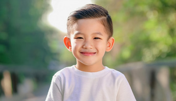 小男孩在户外穿着白色上衣面带微笑1